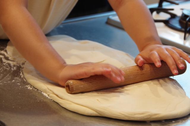 Stretch the udon dough with a stick