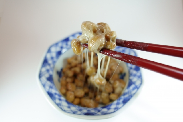 natto and chopsticks