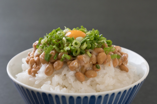 Natto is often eaten with soy sauce. In addition, sugar, green onions, mustard, etc. may be added. You can eat natto as it is, but if you stir it, the taste will increase. It seems that the most delicious taste comes out when you stir 400 times. Natto has a strong umami taste, so it goes well with rice. Japanese people often eat natto over rice. Japanese people eat natto with chopsticks, but you can also eat natto with a spoon.