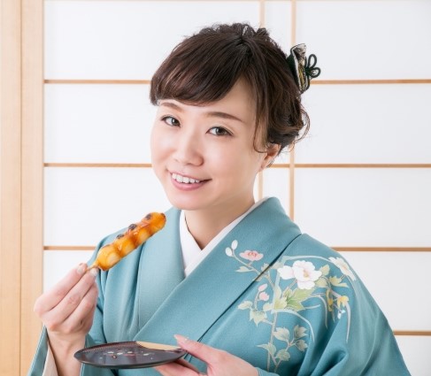 A woman wearing a kimono with "dango"
