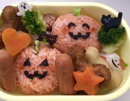 Onigiri representing Halloween. The expression is cute.